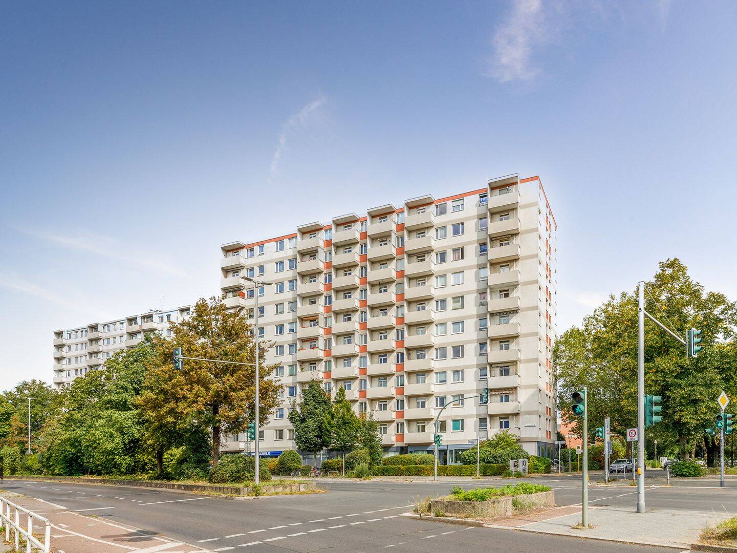 Hoch Hinaus – Sonnige Stadtwohnung mit Weitblick, Balkon & Stellplatzmöglichkeit nahe Spreeufer, 10555 Berlin (Mitte Hansaviertel Moabit Tiergarten)