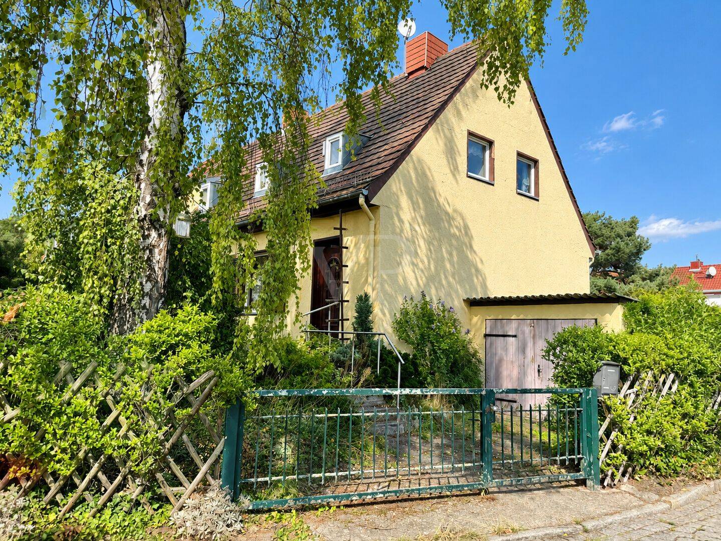 Sanierungsbedürftiges Reihenendhaus mit großem Grundstück und Garage, 12489 Berlin (Treptow-Köpenick)