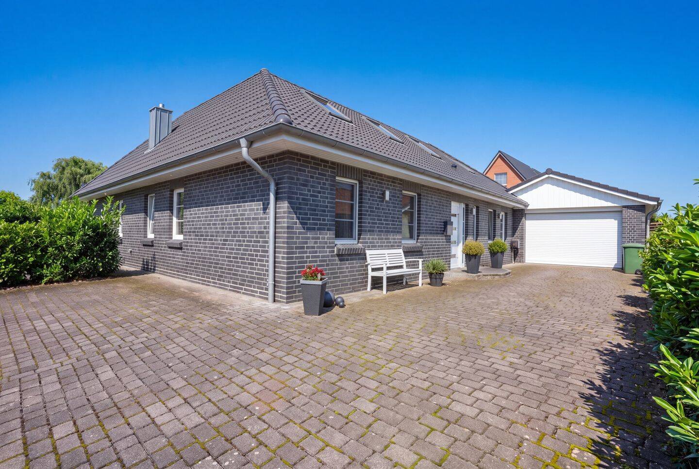 Modernes Design trifft Wohnqualität: EFH mit Kamin, Solarthermie, Wallbox & großzügiger Doppelgarage, 24893 Taarstedt