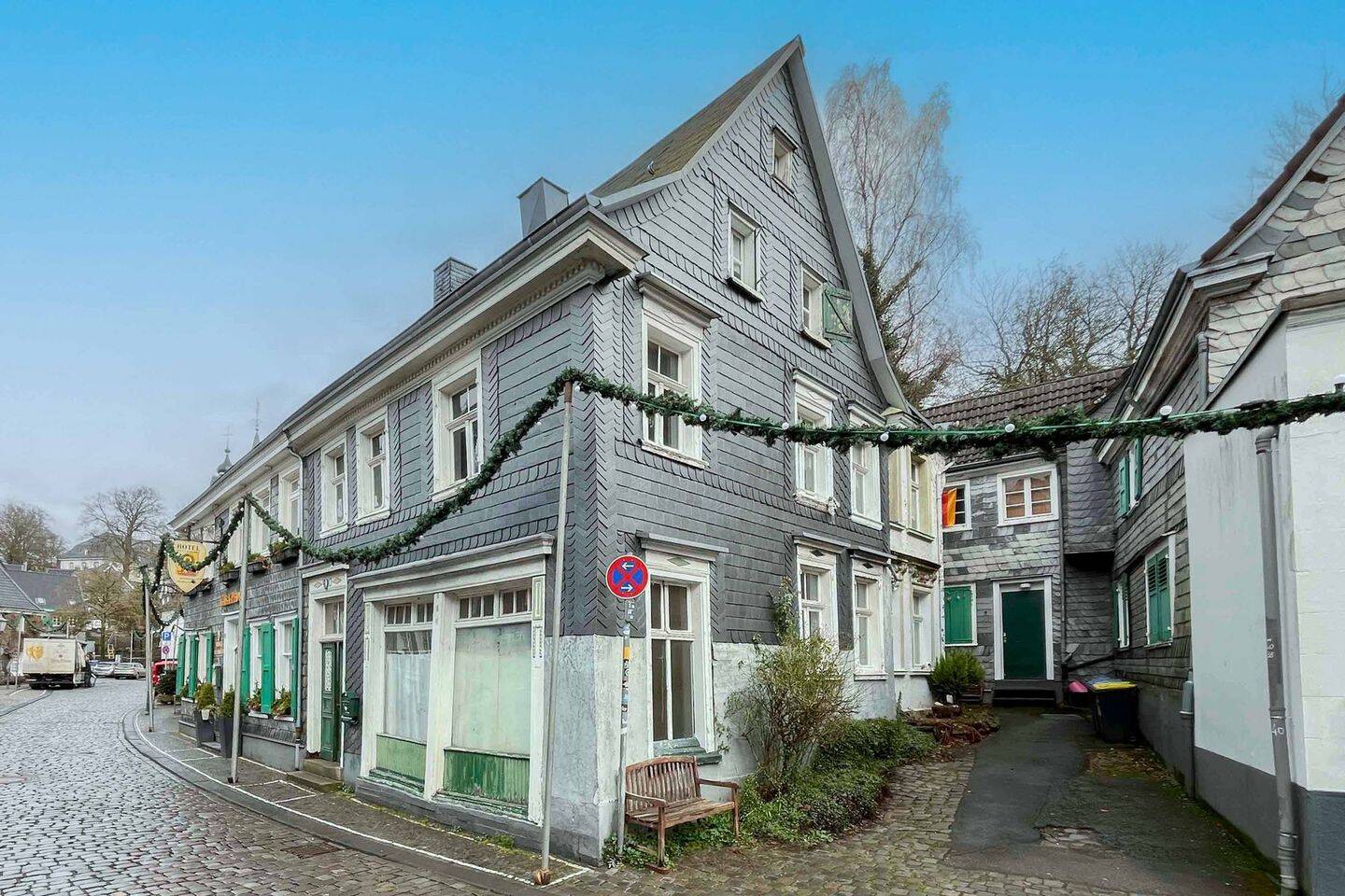 Wohn- und Geschäftshaus, denkmalgeschützt, im historischen Gräfrath Solingens, 42653 Solingen (Gräfrath Solingen-Mitte Wald)