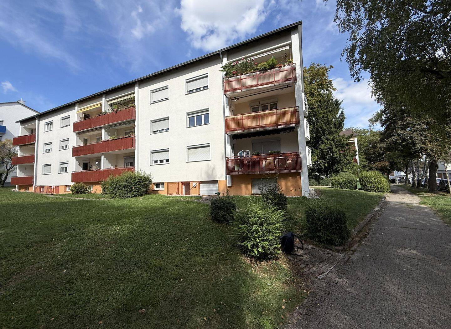 Helle 3-Zimmer-Etagenwohnung mit zwei Balkonen und großzügigen Nebenflächen – sofort bezugsfertig, 70499 Stuttgart