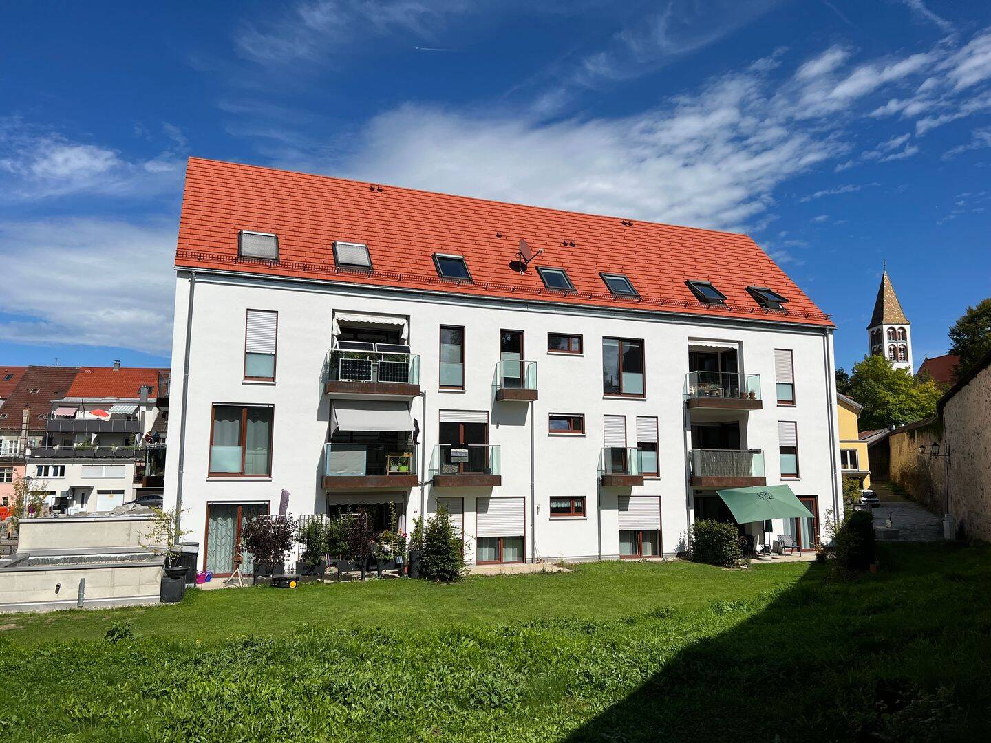 Altstadtwohnen – Neuwertige 3-Zimmer-Maisonetten-Wohnung mit Balkon und Aufzug in Isny, 88316 Isny im Allgäu