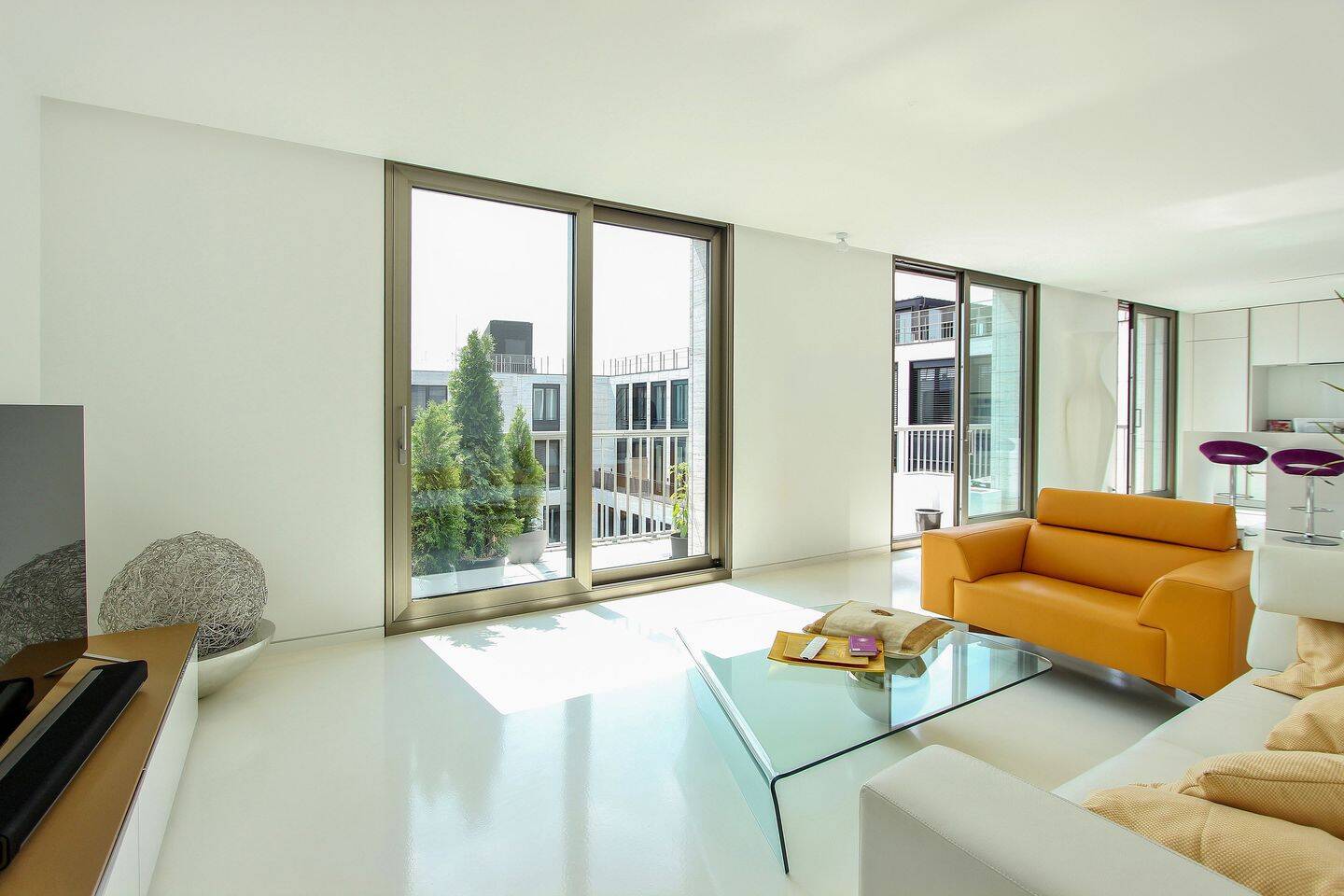 Upper Eastside Berlin: Minimalistische Residenz in Weiß an der Friedrichstraße, 10117 Berlin (Mitte)
