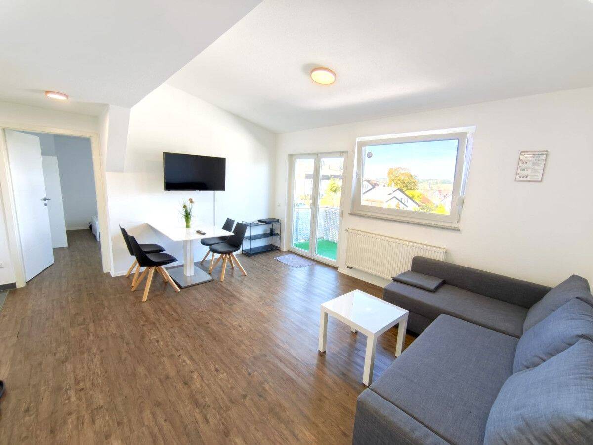Möbliert, modernisiert und sofort bezugsfrei – 3-Zimmer-Wohnung mit Balkon und Einbauküche, 73433 Aalen