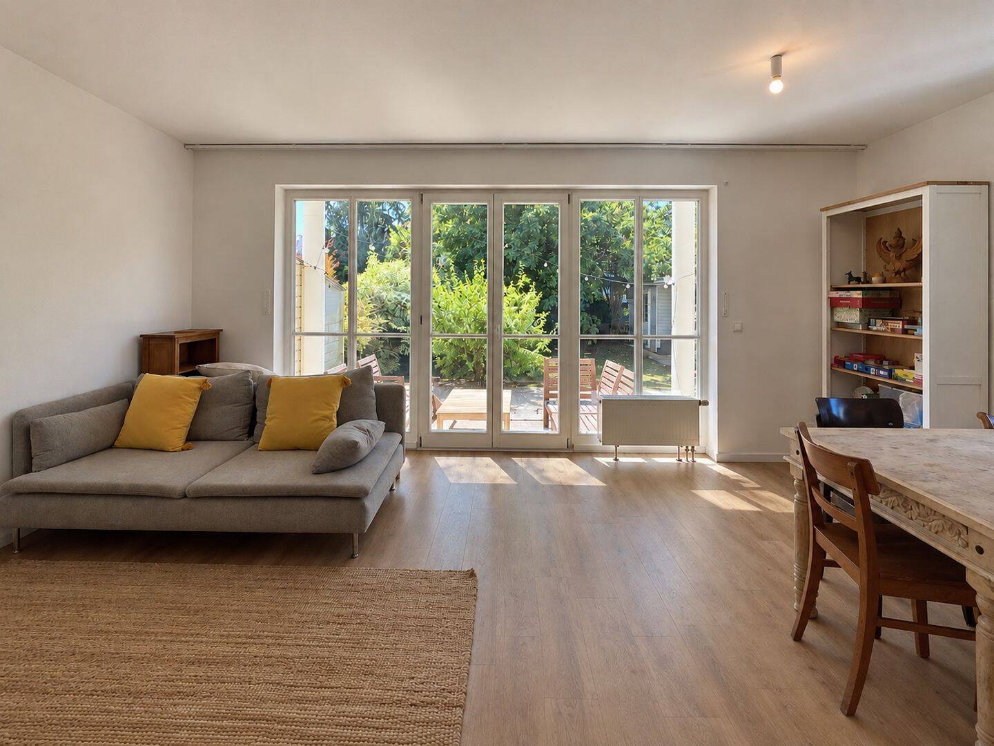 Helle Erdgeschosswohnung mit großem Garten, zwei Terrassen und Wohnen auf zwei Ebenen in Gröbenzell, 82194 Gröbenzell