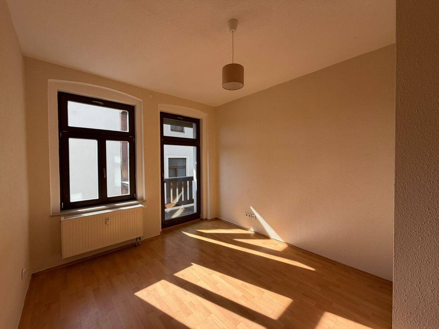 gemütliche 3- Raumwohnung mit hofseitigem Balkon und Einbauküche!, 2826 Görlitz