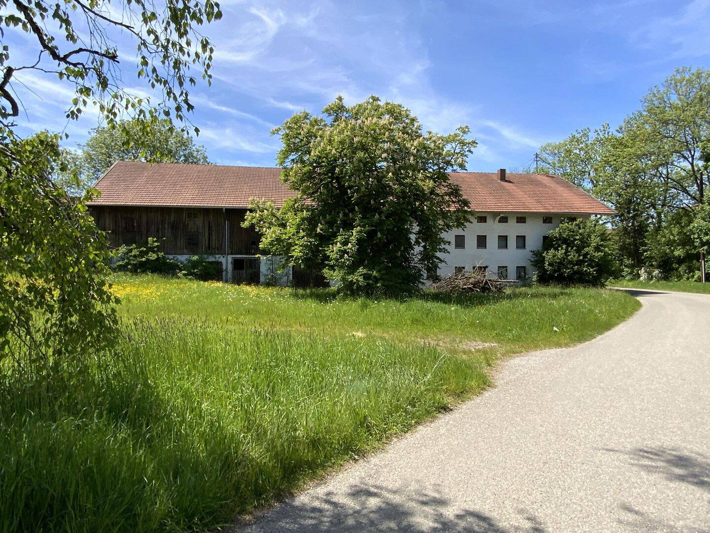 Großes sanierungsbedürftiges Anwesen mit 7019 m² Grundstücksfläche, 83549 Eiselfing