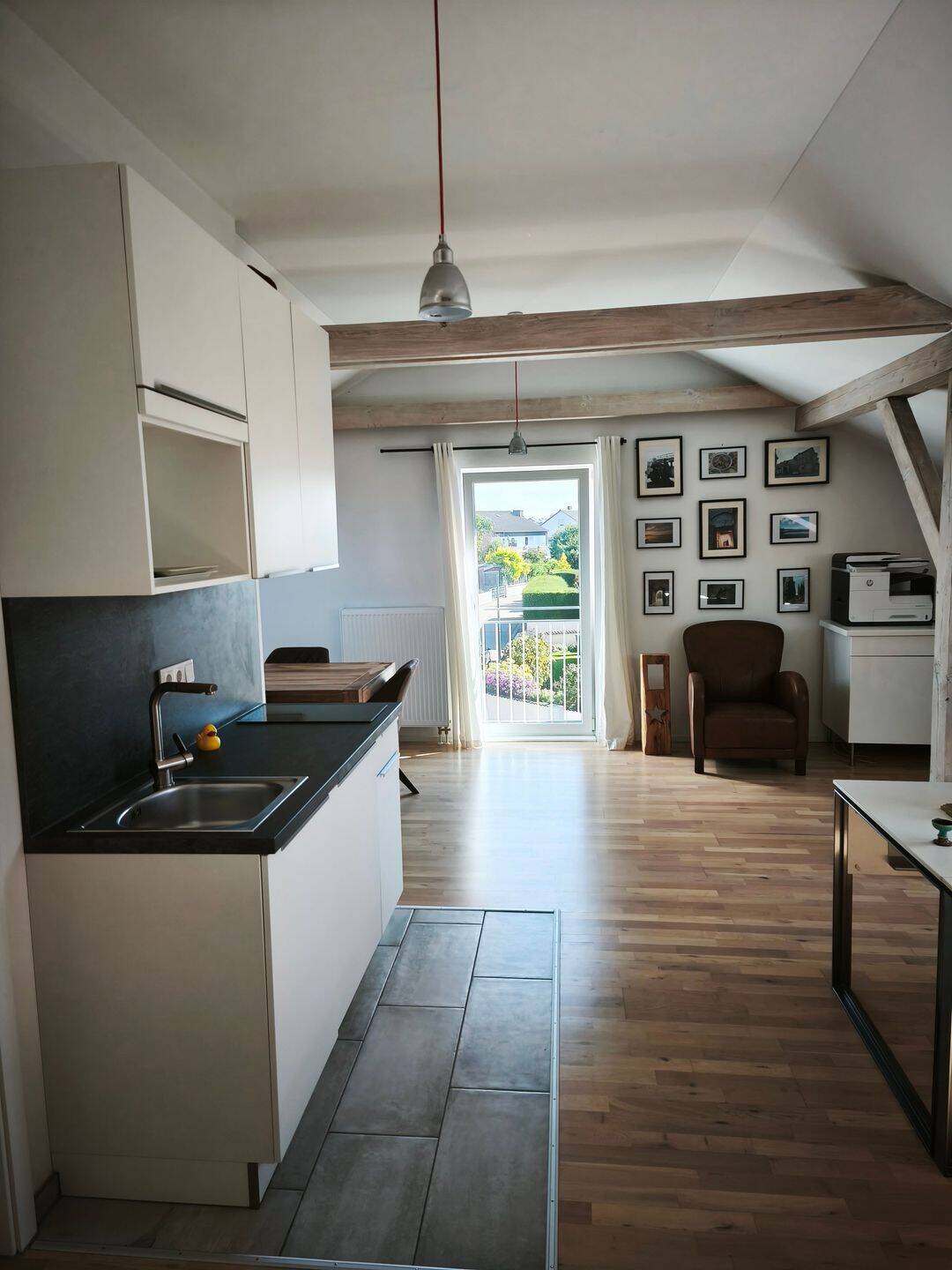 Modernes, voll möbliertes Dachgeschoss-Apartment (40 qm) auf Zeit (12 Monate) – Gaimersheim, 85080 Gaimersheim