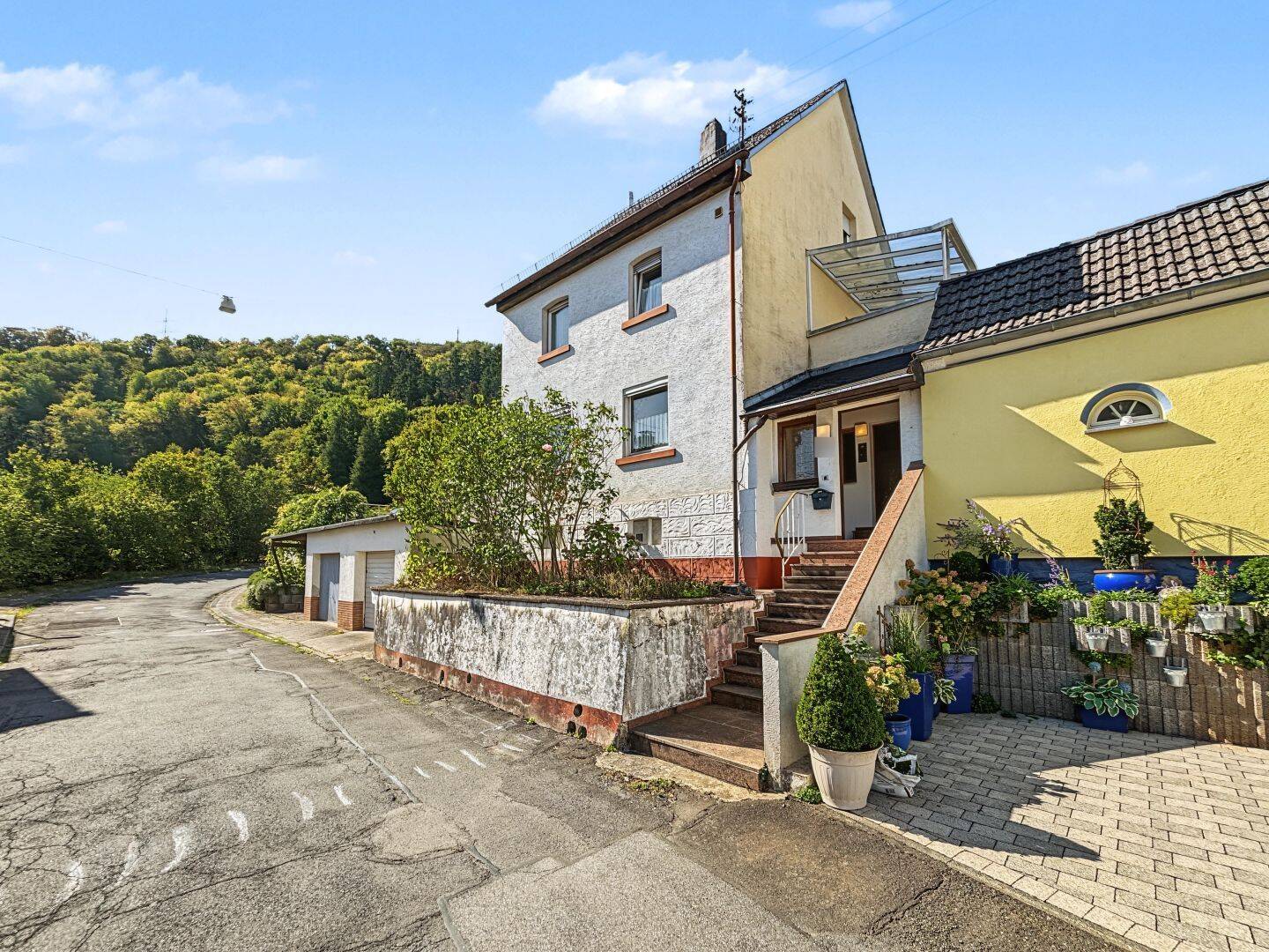 Großzügiges Familienhaus mit 6 Zimmern, Garten und Terrasse in beliebter Wohnlage von Idar-Oberstein, 55743 Idar-Oberstein