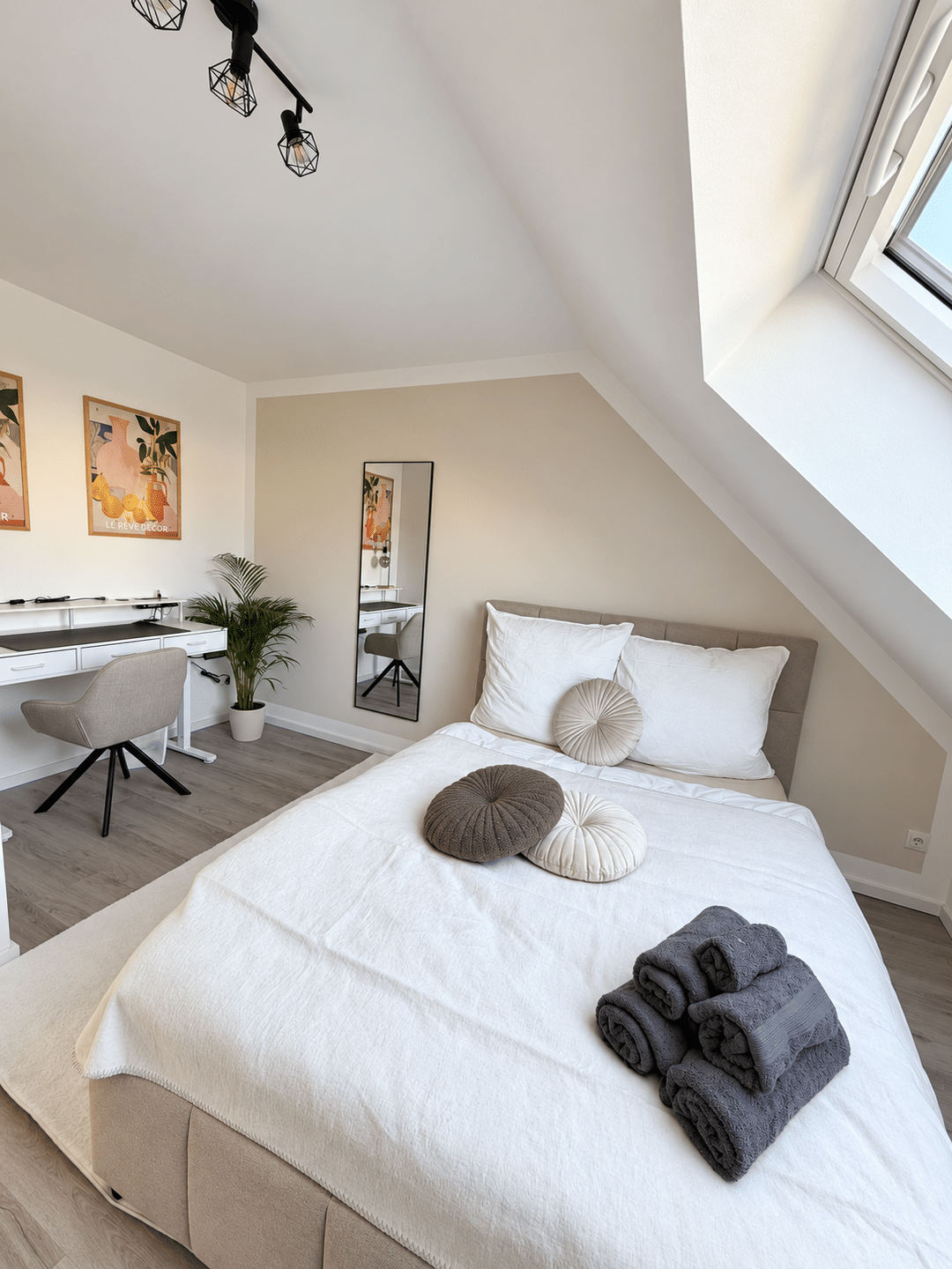 Dein Start in Hamburg: Neu möbliertes Zimmer in 4er-WG | 900 € warm inkl. WLAN, 22549 Hamburg (Altona Bahrenfeld Lurup Osdorf)