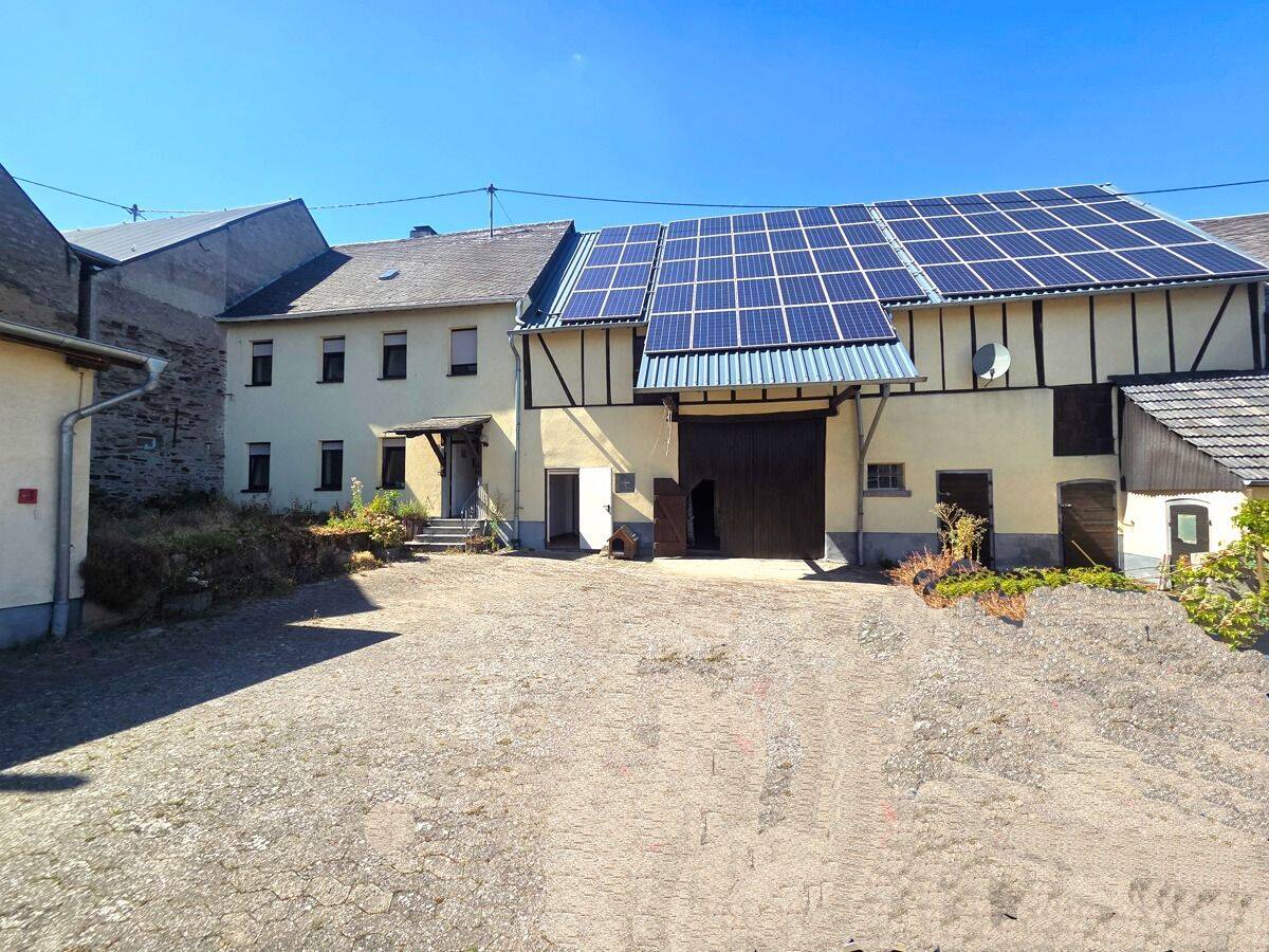 Idyllisch Wohnen in der Eifel – Ehemaliger Bauernhof mit Hof und Scheune – ideal für Familien mit platzraubenden Hobbies, 56814 Illerich
