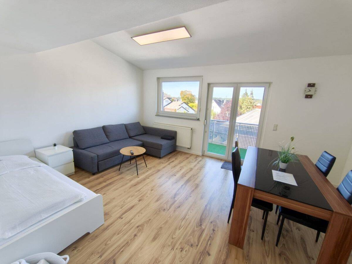 Sofort einziehen – möblierte und modernisierte 2-Zimmer-Wohnung mit Balkon und Einbauküche, 73433 Aalen