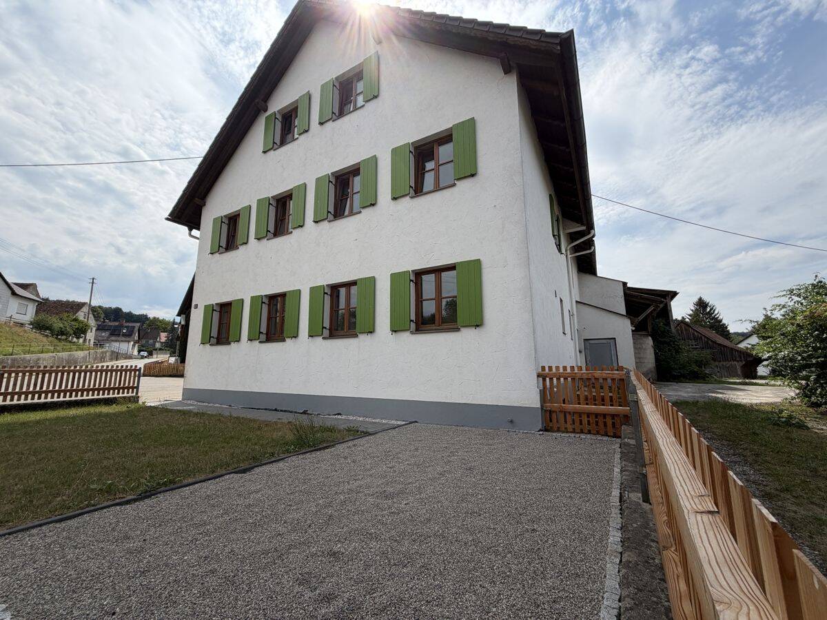 Viel Platz für die Familie: 6 Zimmer, eigener Garten und zwei Stellplätze in Mickhausen, 86866 Mickhausen