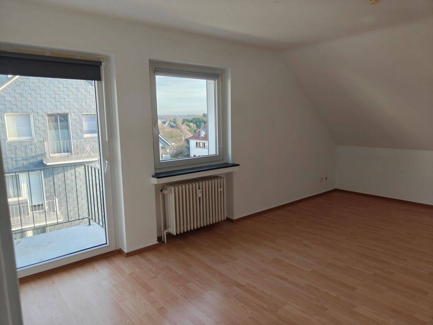 Helle & Gut geschnittene 2 Zi. DG Whg. in SG-Widdert, 42657 Solingen (Höhscheid Solingen-Mitte)