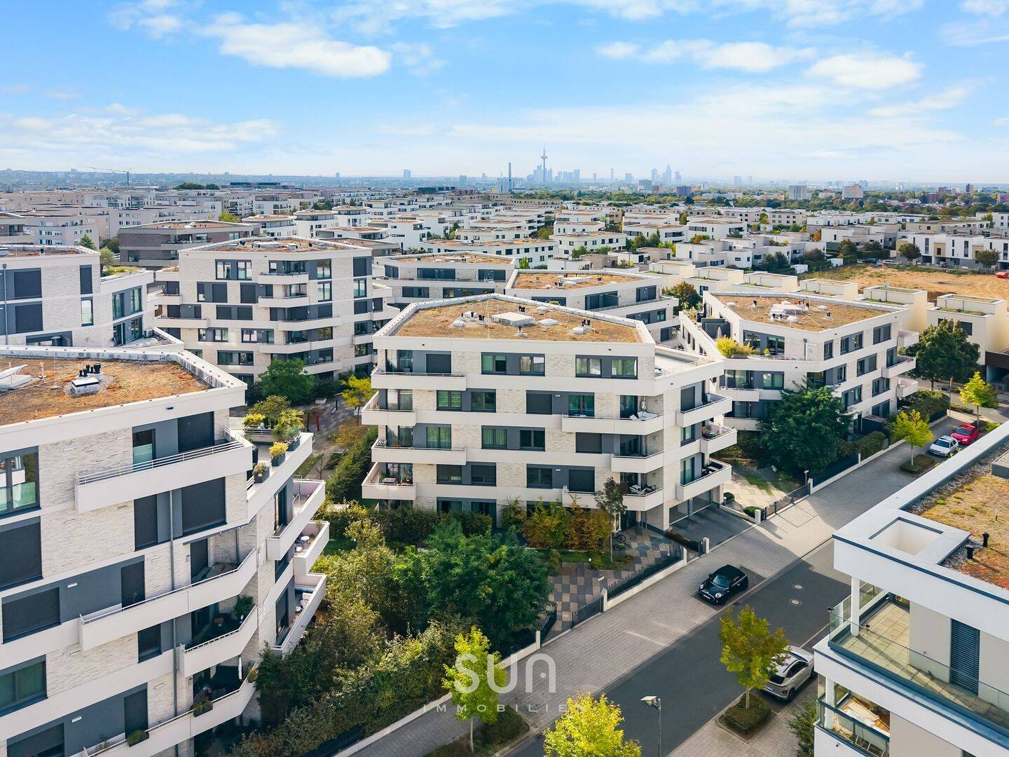 GRÜNE INNENHOFKULISSE AM RIEDBERG – Neuwertige 3-Zimmer-Wohnung mit Balkon & Stellplatz, 60438 Frankfurt am Main (Kalbach-Riedberg Niederursel)