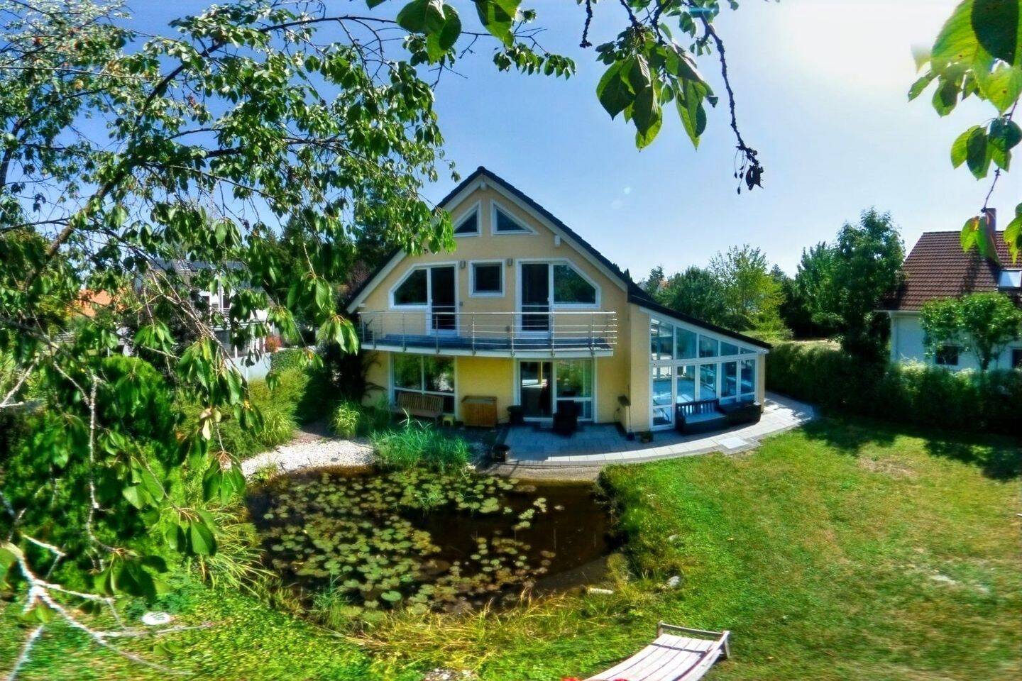 Einfamilienhaus mit privatem Wellnessbereich und großzügigem Grundstück, 85716 Unterschleißheim