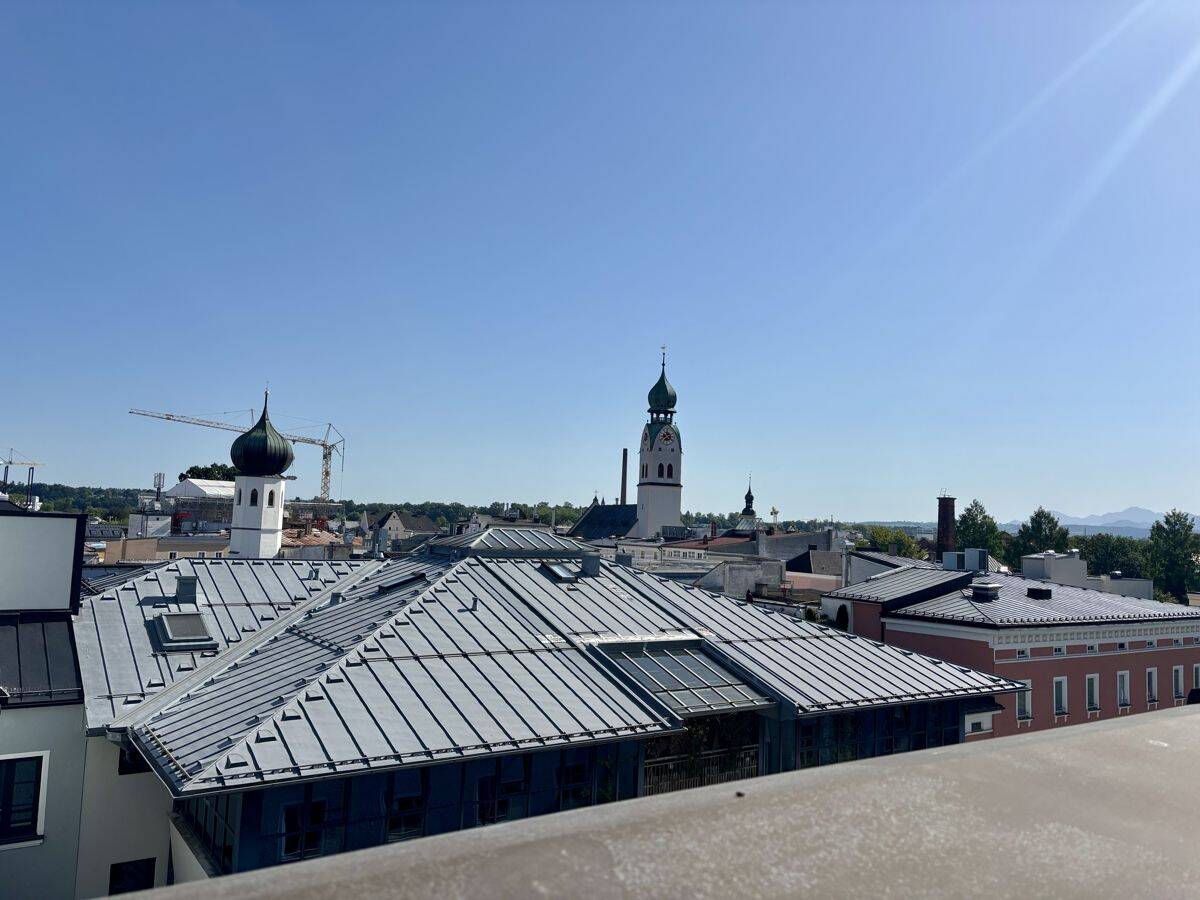 Gillitzer, über den Dächern Rosenheims: City-Apartment mit kleiner Dachterrasse und EBK, 83022 Rosenheim (Happing Innenstadt Ost Süd West)