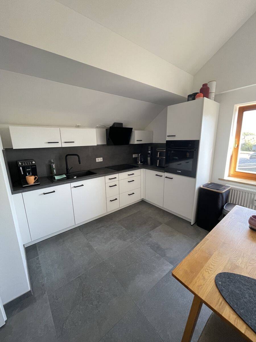 Stilvoll sanierte DG-Wohnung im ruhigen 3-Familienhaus inkl. EBK – modern & klimatisiert, 84453 Mühldorf a. Inn