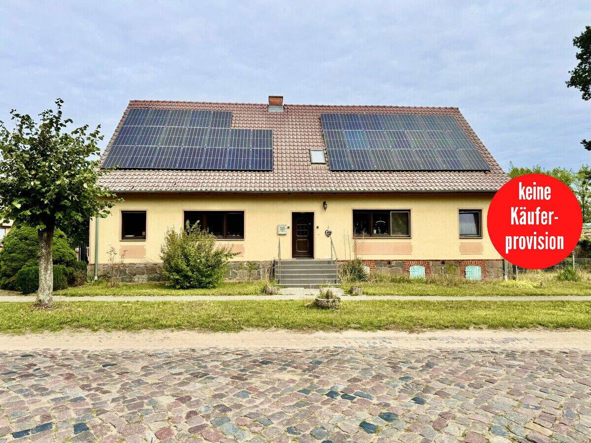 HORN IMMOBILIEN ++ Einfamilienhaus in Nadrensee mit viel Platz, großem Garten, Kamin und PV-Anlage., 17329 Nadrensee