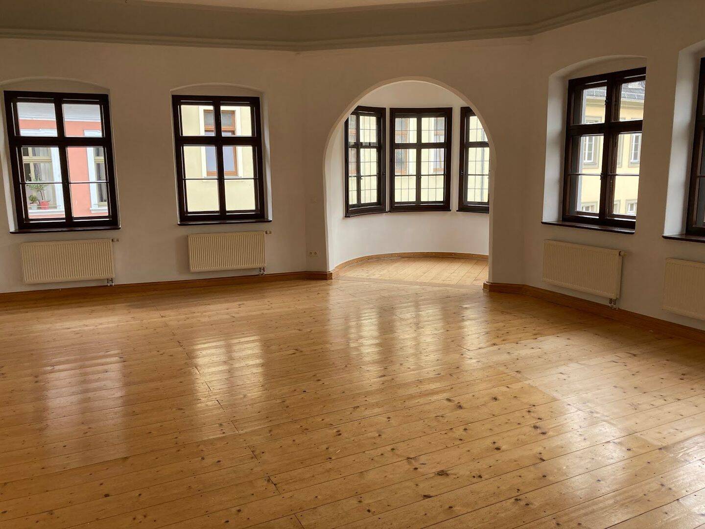 Altbaujuwel mit Erker, Stuckdecken und Holzdielen – zentral für Paare & Familien., 7545 Gera (Bieblach Innenstadt Ostviertel Pforten Untermhaus)