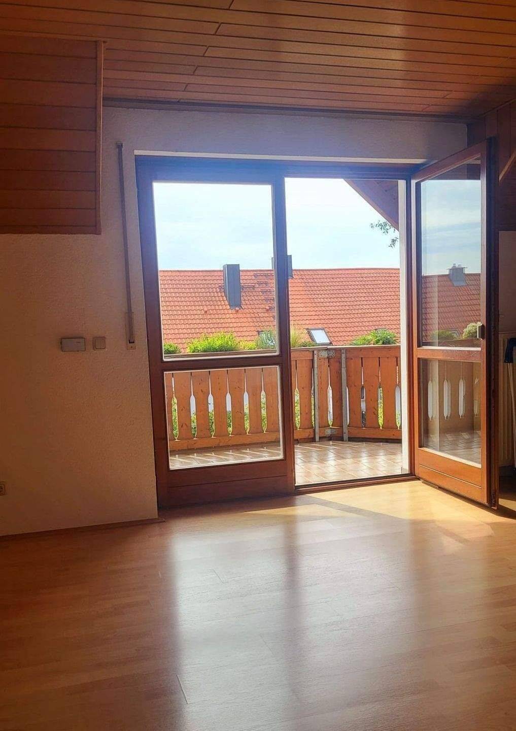 Gepflegte Geräumige Wohnung mit Balkon in idyllischer Ortsrandlage –, 93186 Pettendorf
