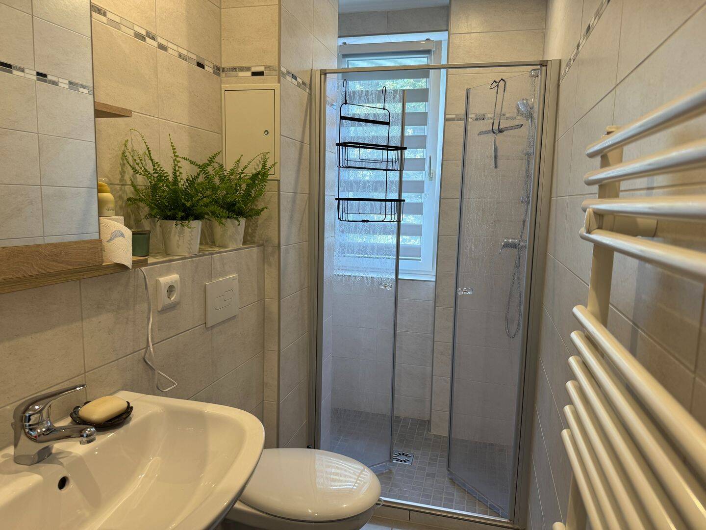 moderne und frisch renovierte Wohnung, möbliert, in Werdau, 8412 Werdau