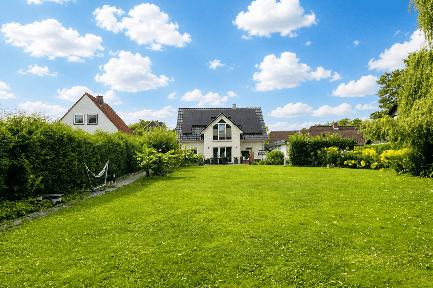 Freiheit trifft Stadtleben: 1.945 m² Areal mit KfW 70 Haus & genehmigter Bauvoranfrage zur Bebauung, 23569 Lübeck (Kücknitz Travemünde)