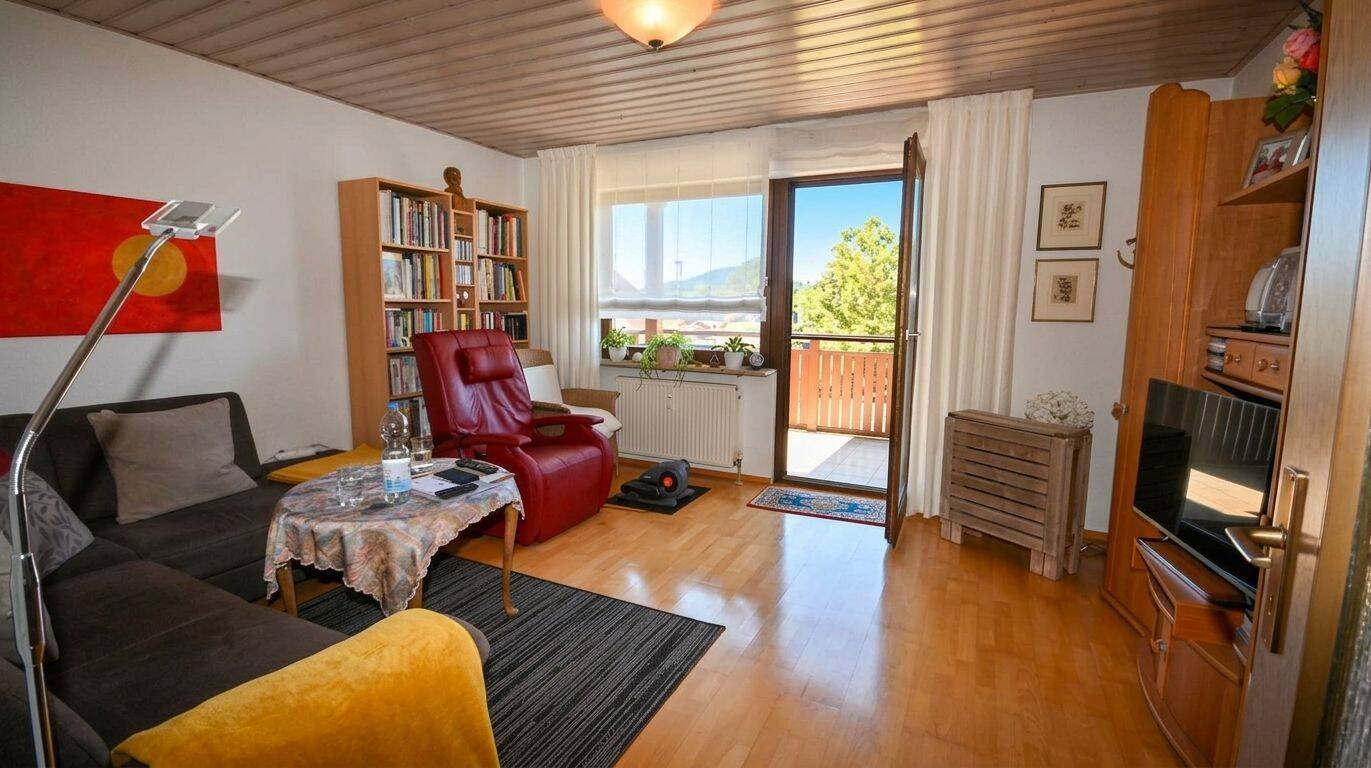 Bald verfügbar – Charmante 2-Zimmer-Dachgeschosswohnung mit TG-Stellplatz in Neumarkt-Woffenbach, 92318 Neumarkt i.d. OPf.