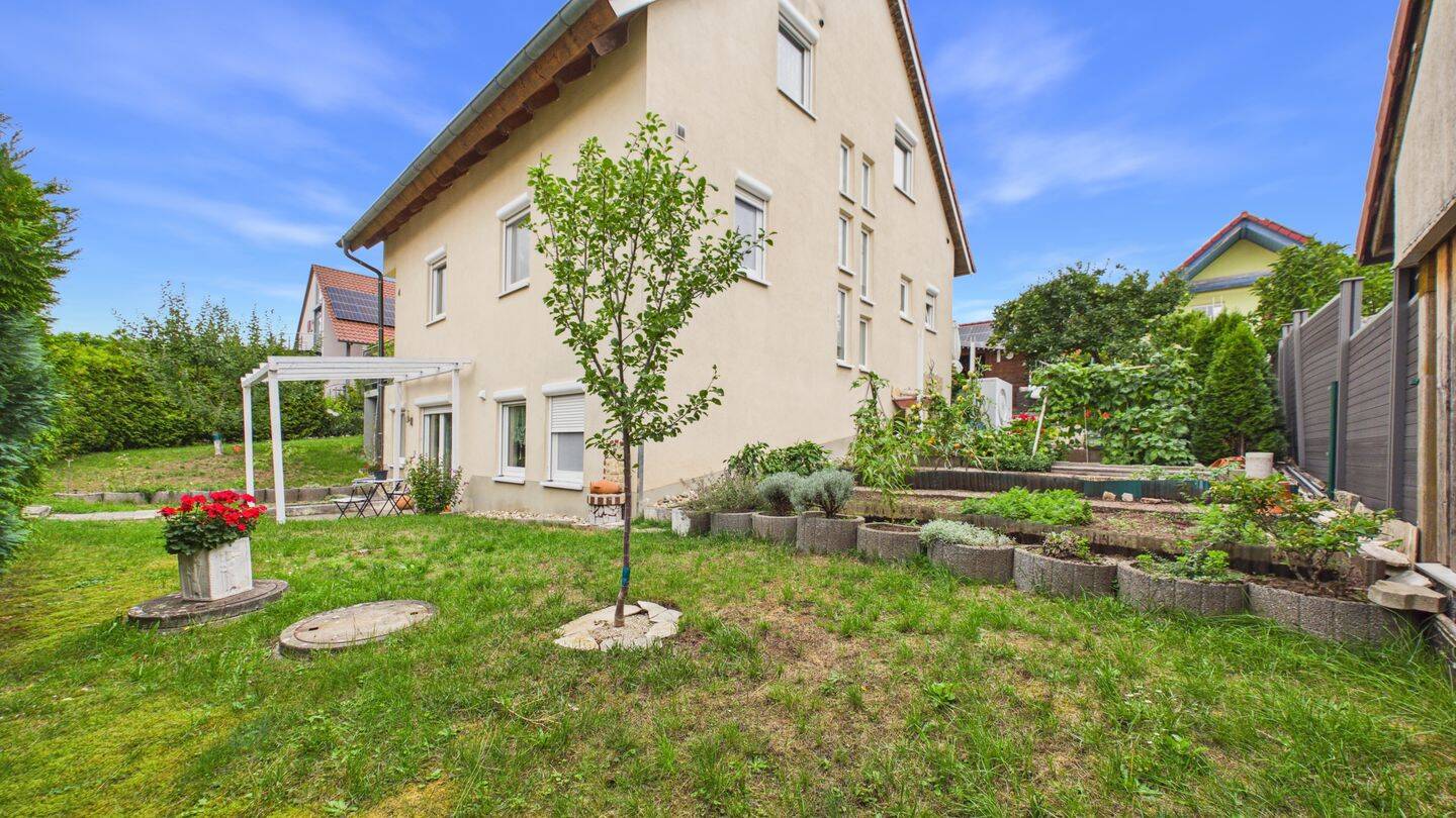 Bezugsfertiges Einfamilienhaus mit Einliegerwohnung, Terrassen und Garten – ideal für Familien, 91189 Rohr