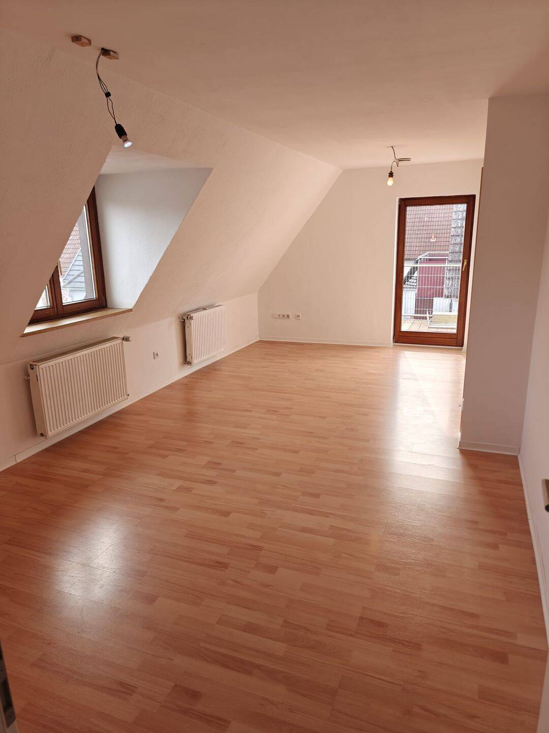 Modernisierte 3,5-Zimmer-Dachgeschosswohnung mit großem Balkon, neuer Wärmepumpe & Küche in Baiersdorf, 91083 Baiersdorf