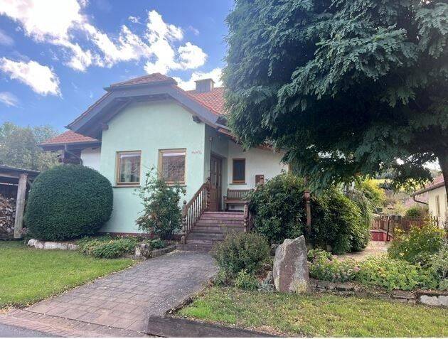 Gelegenheit in den Haßbergen! Gepflegtes Einfamilienhaus mit Garten, Garage und vielen Extras…., 97496 Burgpreppach