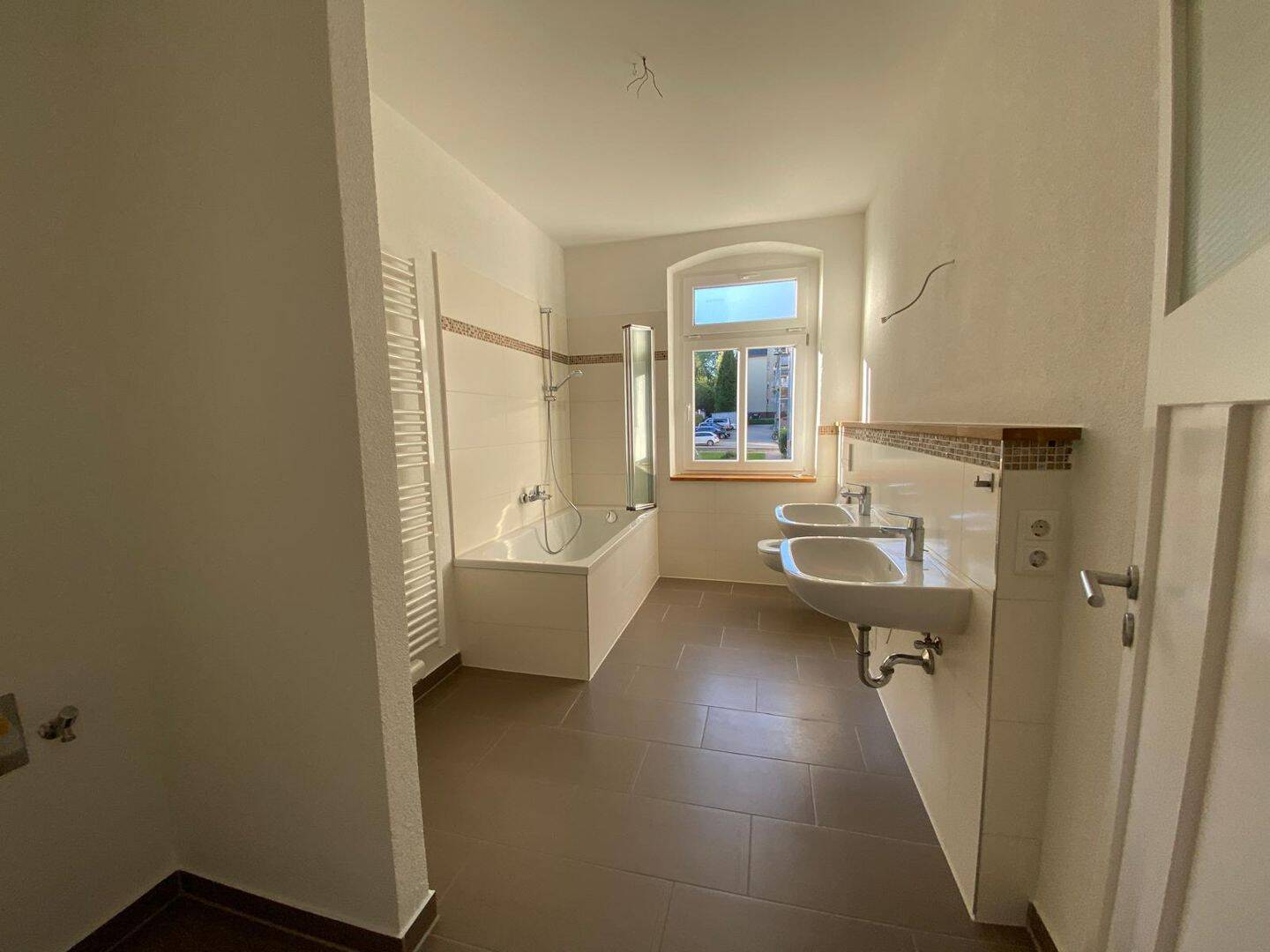 Wohnträume werden wahr ! 1. OG od. 2.OG – moderne Ausstattung – Bad mit Fenster u.v.m., 9119 Chemnitz (Helbersdorf Kapellenberg Kappel Zentrum)