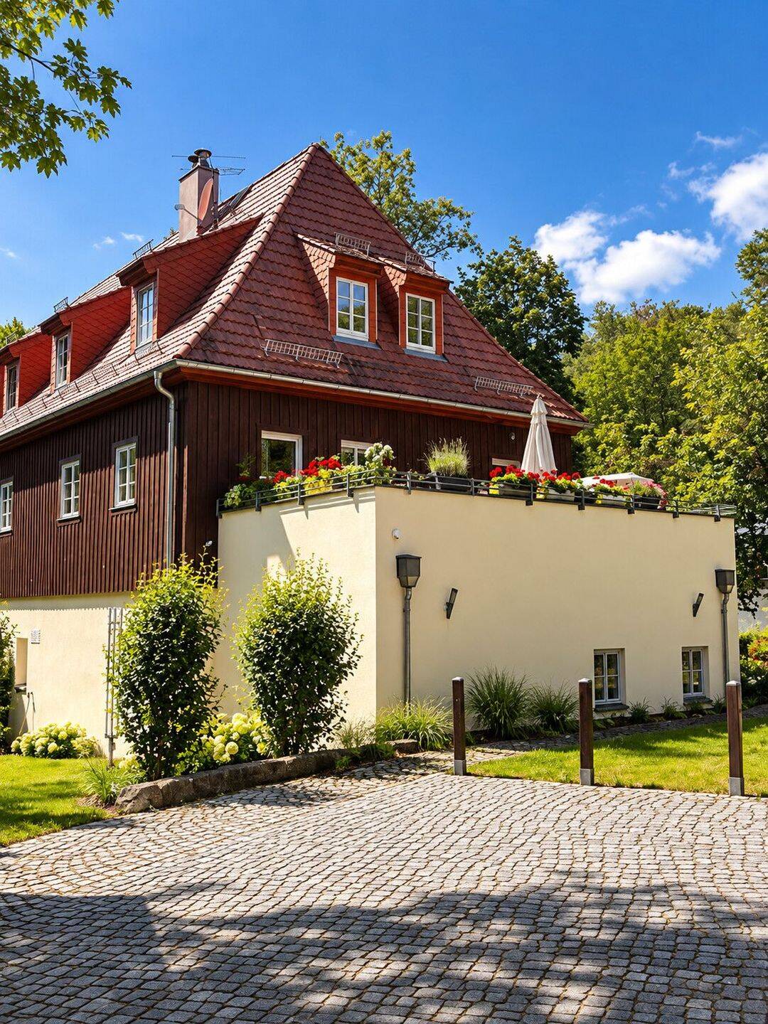 Traumhafte Lage! 4 Zimmer-Maisonette mit Terrasse und EBK, 1445 Radebeul