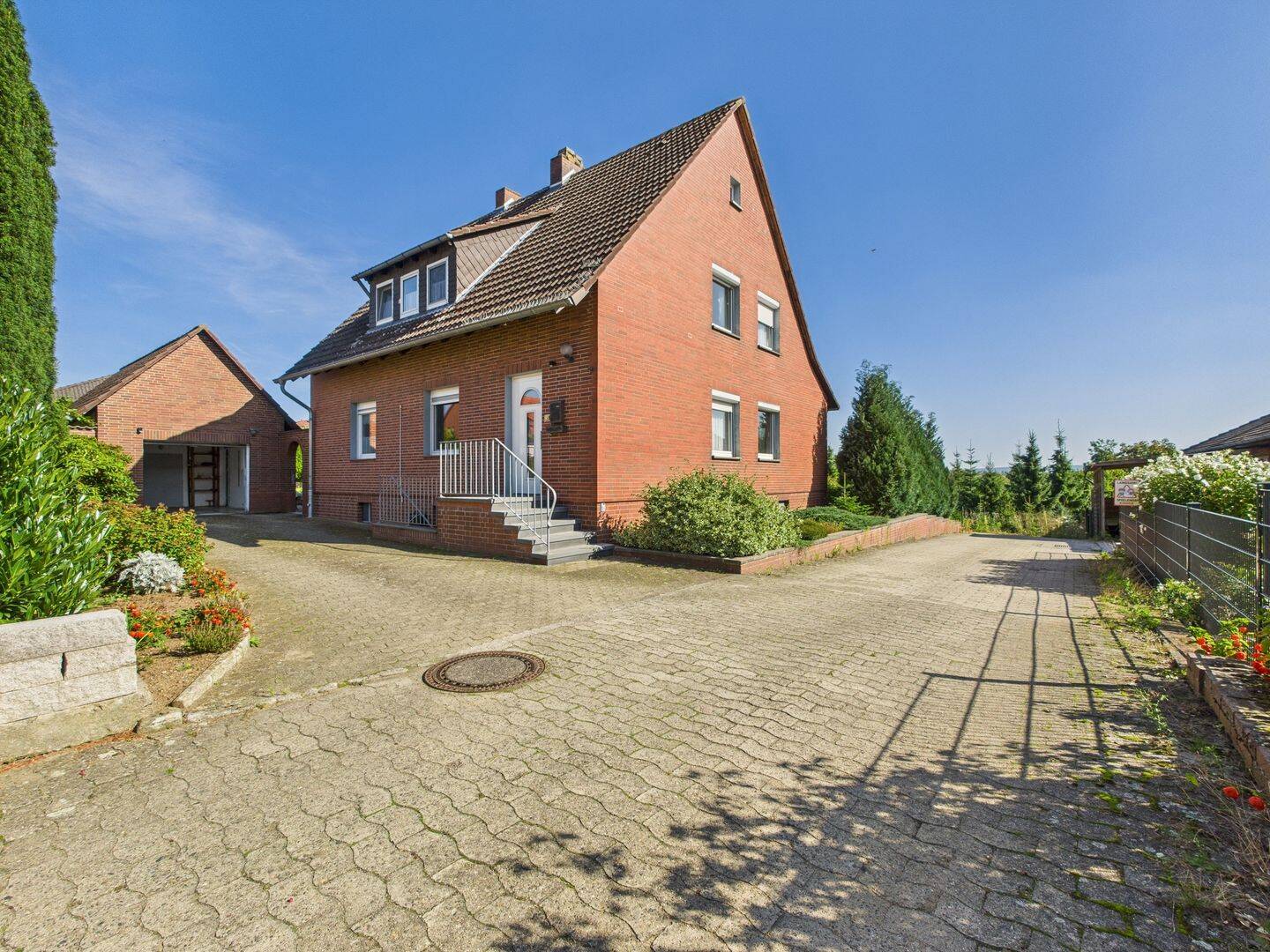 Rarität in Lehre! Eigenheim mit Einliegerwohnung. 2.678 qm Grundstück, Privatweg, Schuntertalblick!, 38165 Lehre