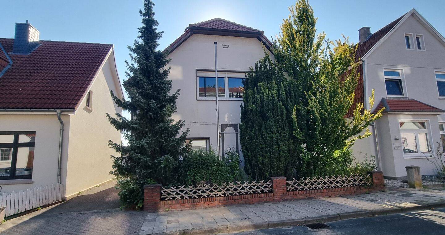 Sanierungsbedürftiges Einfamilienhaus mit uneinsehbarem Garten in zentraler Lage von Varel, 26316 Varel