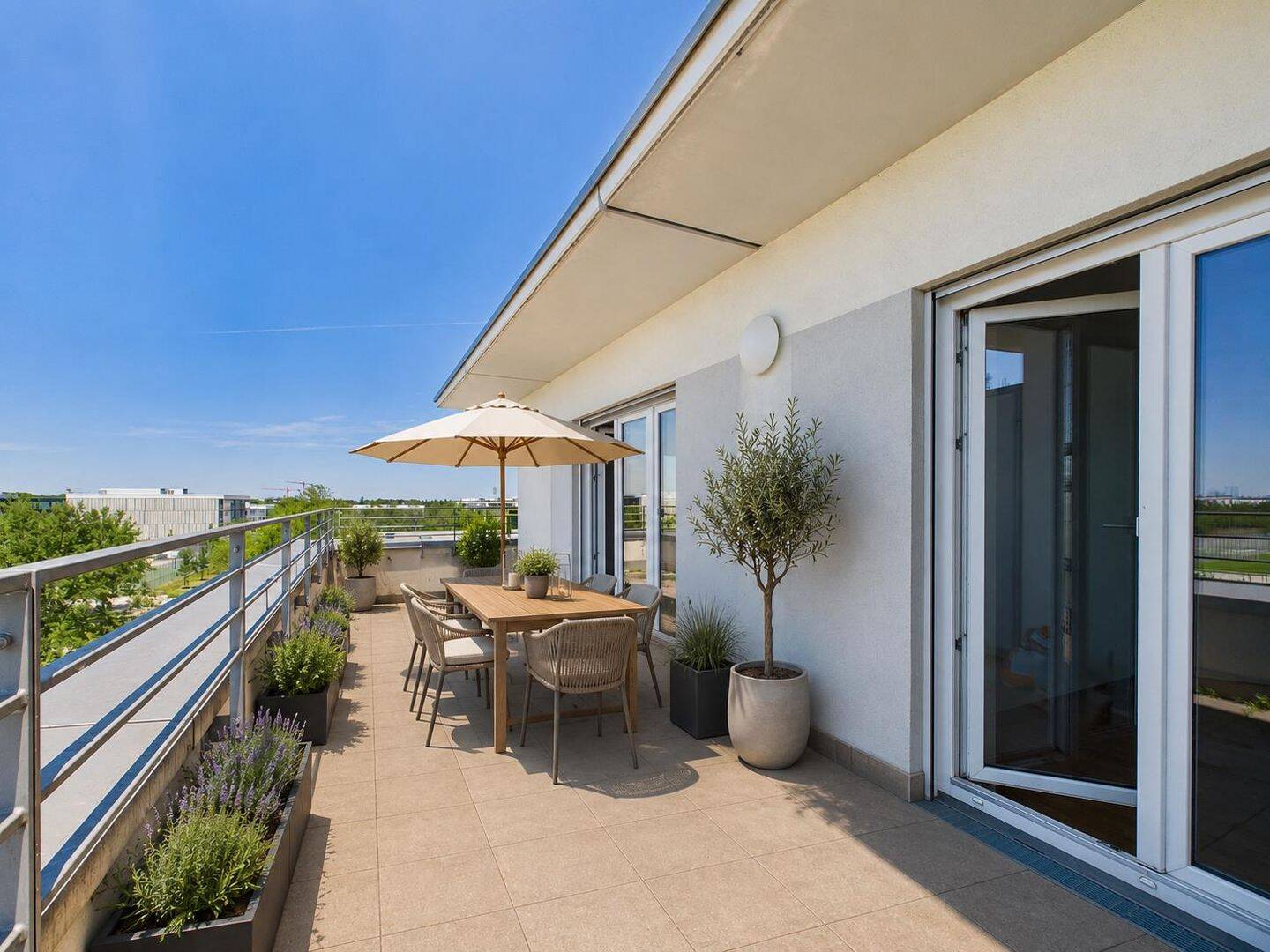 Lichtdurchflutete Dachterrassenwohnung mit unverbaubarem Skyline-Fernblick, 81829 München (Berg am Laim Trudering-Riem)