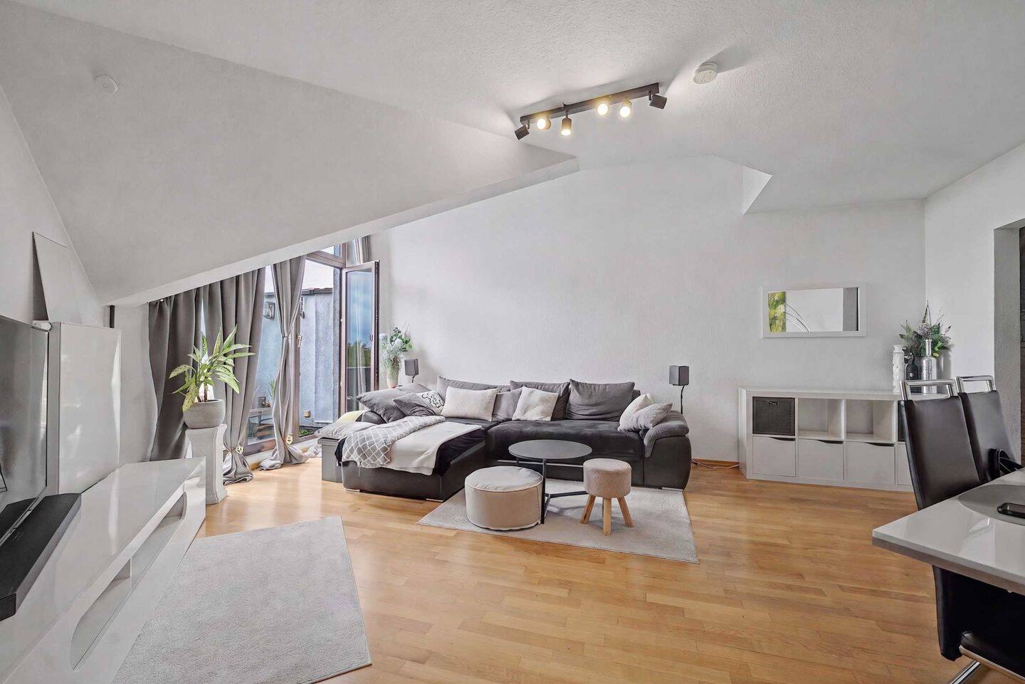 SONNIGER BALKON TRIFFT BESTLAGE DIETZENBACHS – Klimatisierte 3-Zimmer-Wohnung mit TG-Stellplatz, 63128 Dietzenbach