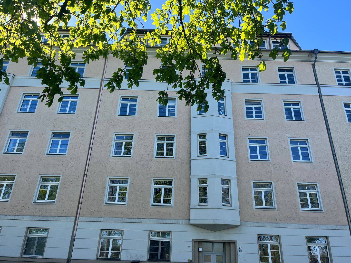 Helle, sanierte Dachgeschosswohnung in Elbnähe mit Balkon, 1307 Dresden