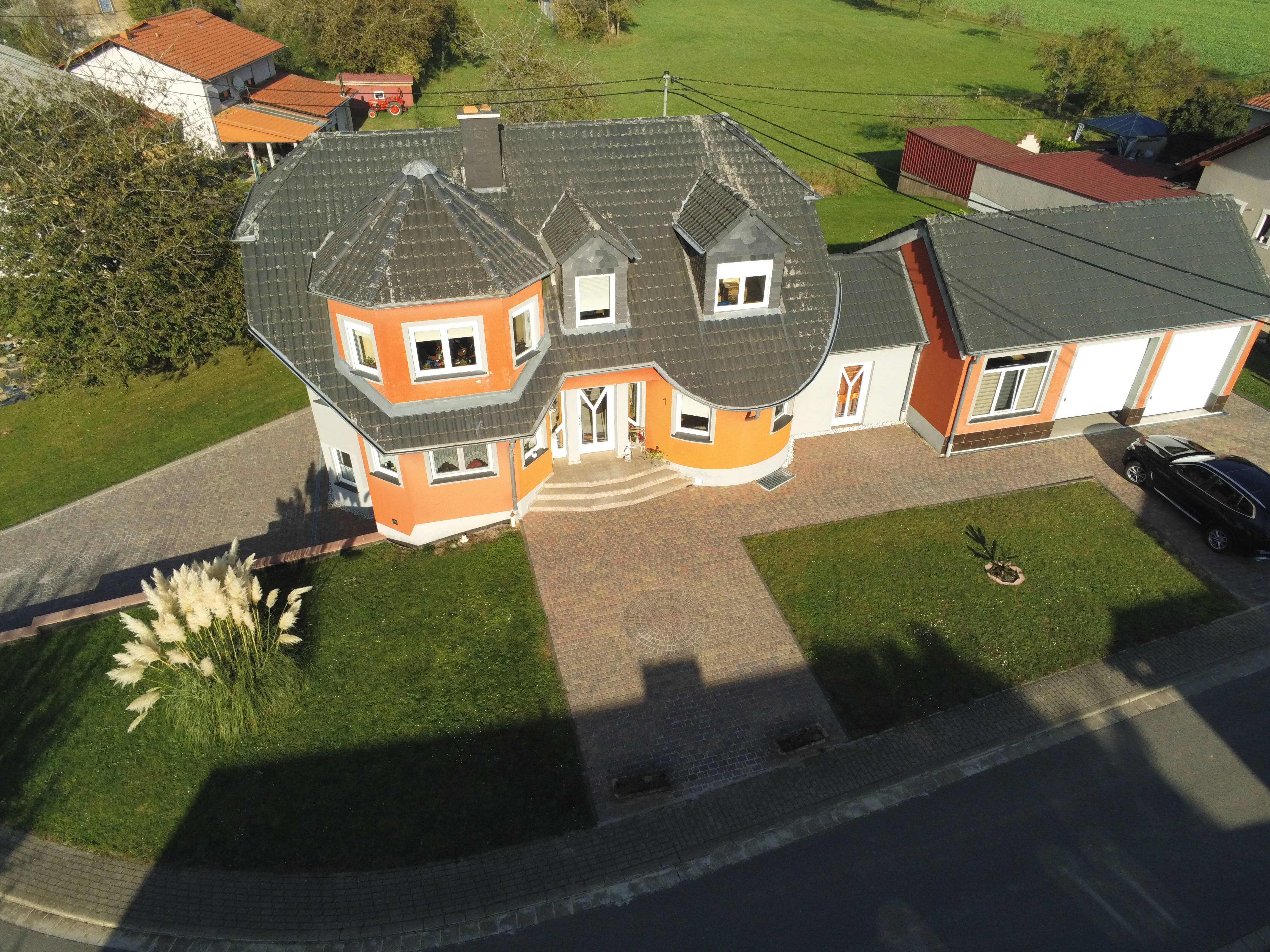 Grßes Wohnhaus mit Einliegerwohnung – Gewerbebereich und Doppelgarage, 66706 Perl