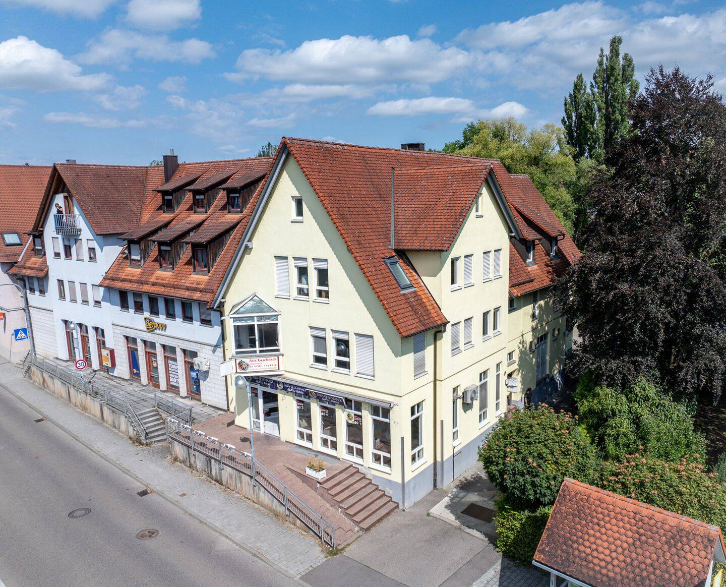 Mehrfamilienhaus mit mit stabilen Mieteinnahmen und attraktiver Gewerbefläche zur Neugestaltung, 74423 Obersontheim