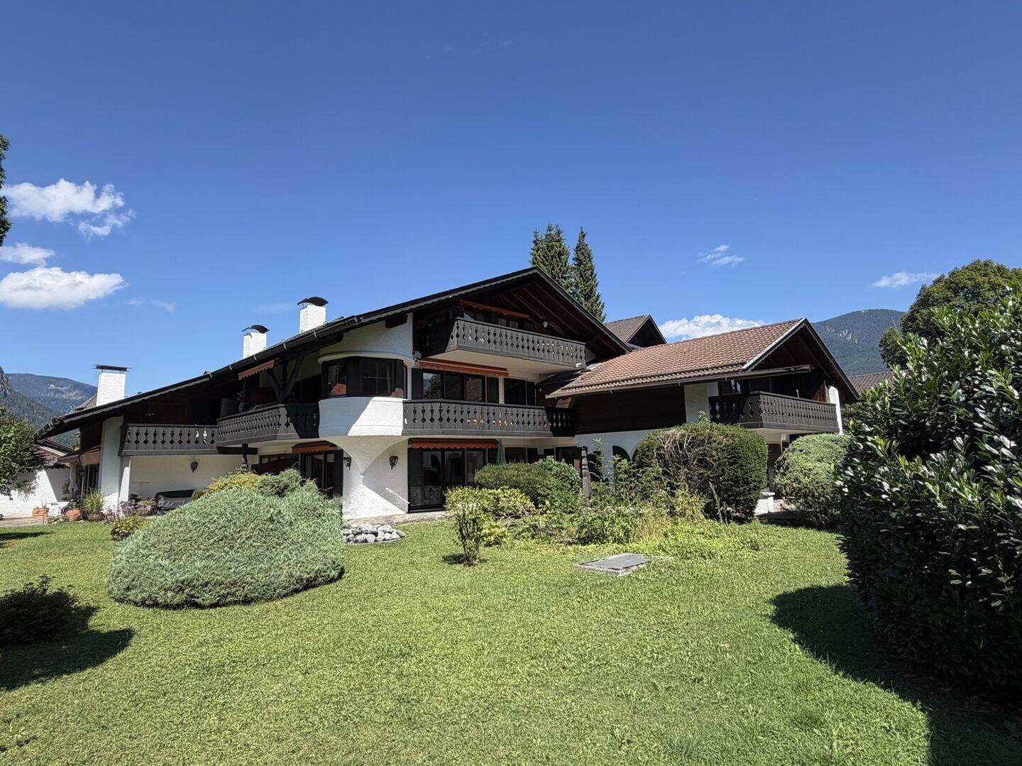 Gartenidylle & Bergblick in zentraler Toplage – stilvolle EG-Wohnung  mit 2 Terrassen, 82467 Garmisch-Partenkirchen