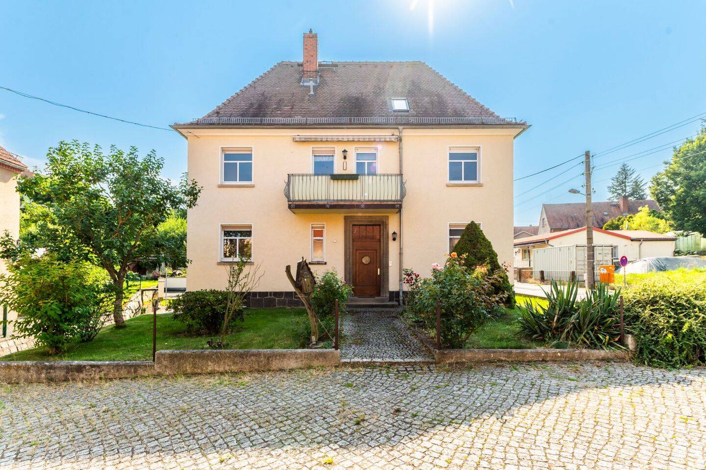 Großzügiges Wohnhaus mit großem Nebengebäude in Massivbauweise mit neu gedecktem Dach & zwei Garagen, 1665 Klipphausen