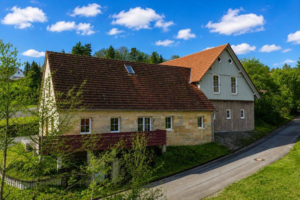 Charmantes Sandstein-Anwesen mit Lagerhalle und Wohn-Ausbaureserve, 95490 Mistelgau