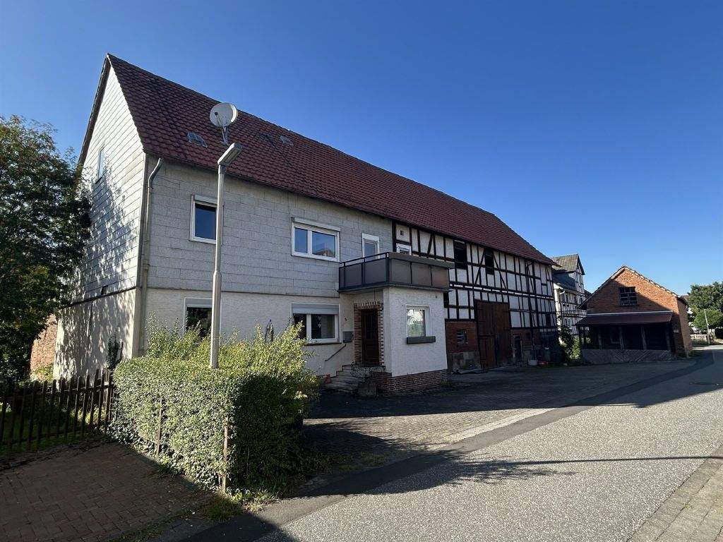 Ländliches Einfamilienhaus mit viel Platz und Potenzial in Bad Emstal-Balhorn, 34308 Bad Emstal