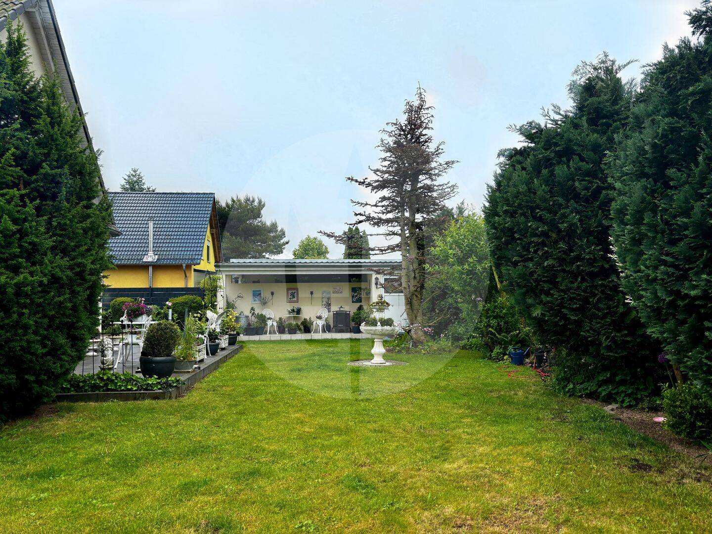 Wohnen mit Gartenidylle: Einfamilienhaus mit Kamin und Teich in Butzow, 14778 Beetzsee