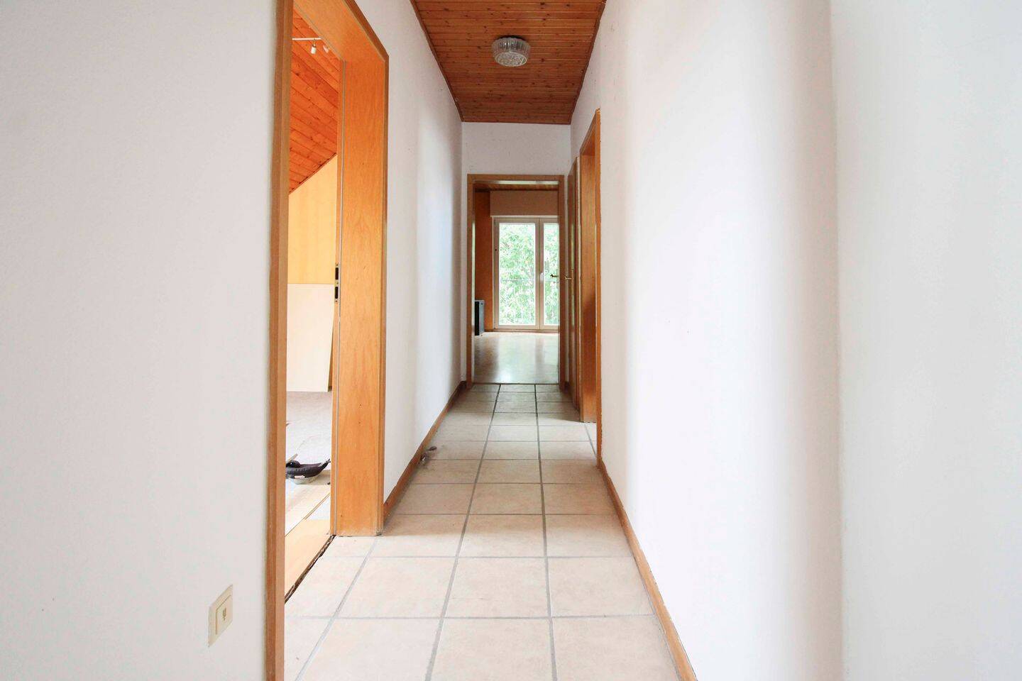 Gut geschnittene 3-Zimmer-Dachgeschosswohnung mit Stellplatz in Paderborn-Elsen, 33106 Paderborn