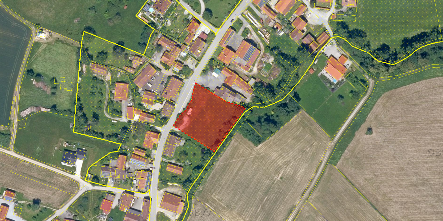 Baugrundstück mit genehmigter Planung für zwei Wohnhäuser und Garagen, 94542 Haarbach