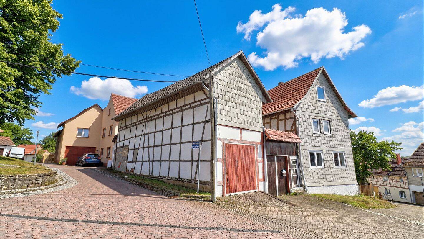 Wohnen mit Potenzial: Einfamilienhaus mit Innenhof und Garagen, 99996 Unstruttal