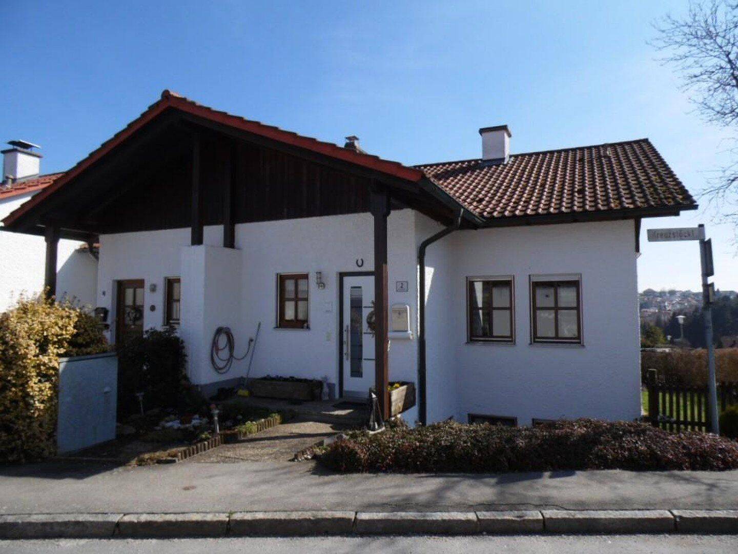 Hochwertig modernisiertes geräumiges Reihenendhaus, teilmöbliert, 94121 Salzweg