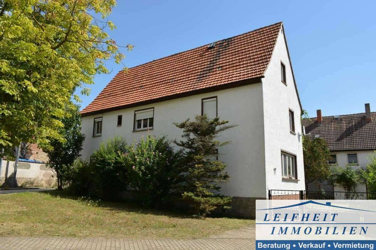 Ländliches Wohnhaus mit Nebengelass, 3 Garagen, Hof und Garten, 6542 Allstedt